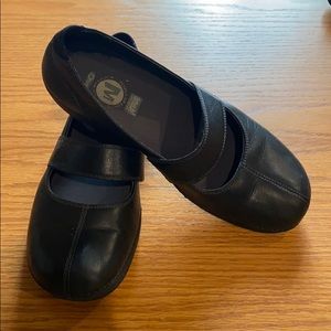 Merrell Ortholite black leather round toe flats